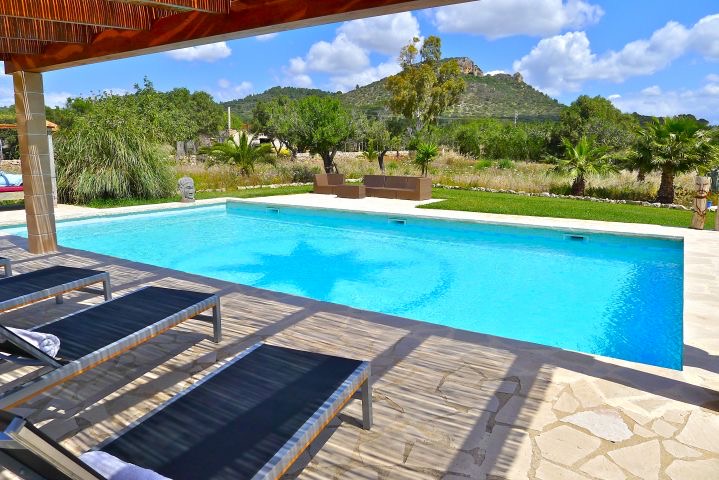 Tasteful finca with huge pool and rental license in a fantastic location close to Son Carrio